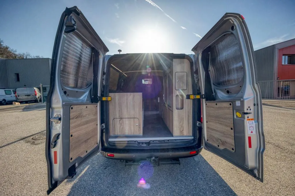 Ford Transit Custom Long aménagé sur-mesure à Grenoble : un van familial équipé pour la montagne iséroise