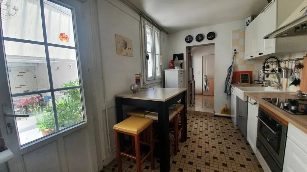 cuisine avec accès direct au coin repas ombragé de la cour