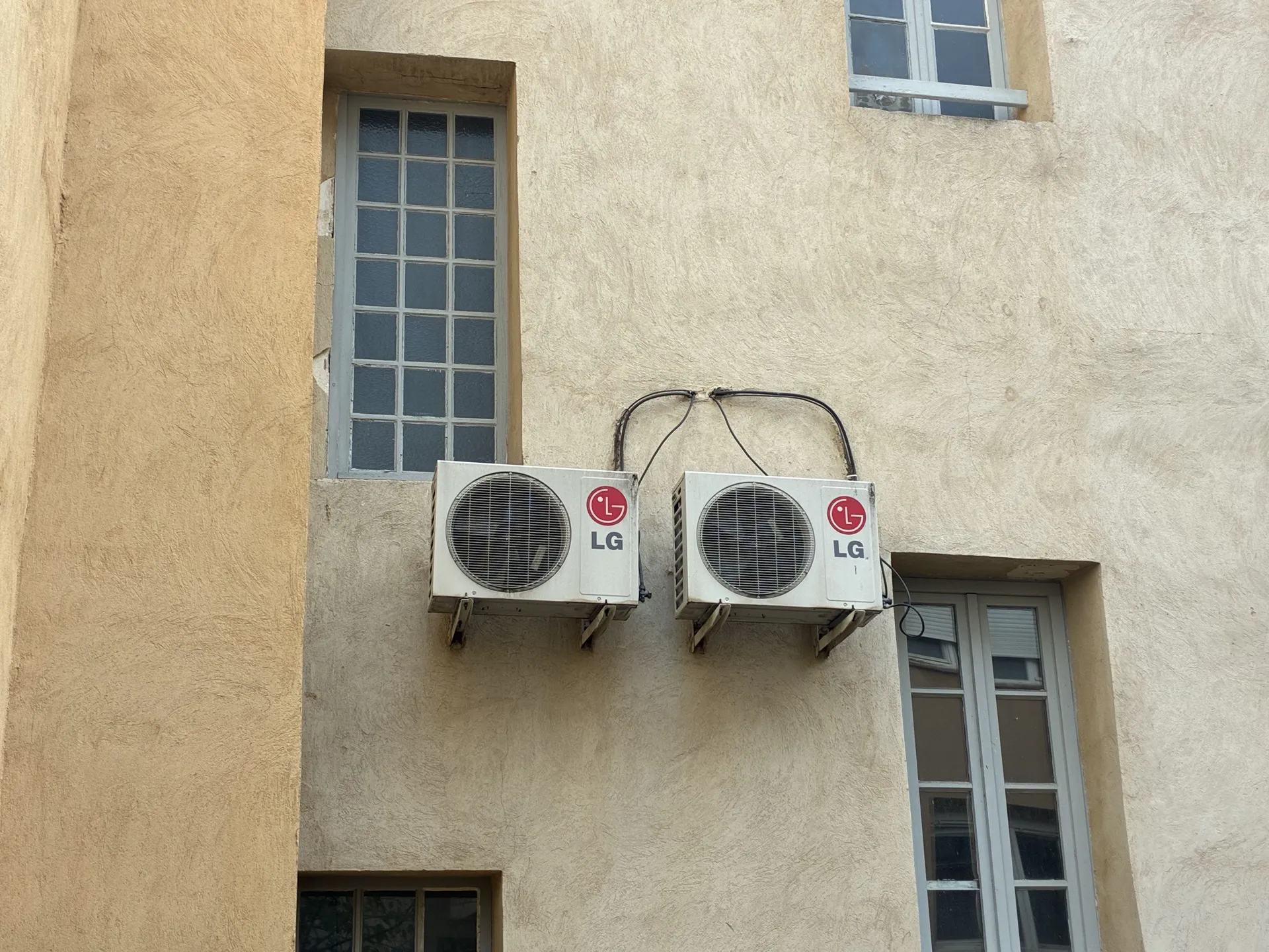 Groupe extérieur de climatisation réversible LG dépanné par PROXICLIM sur Aix-en-Provence