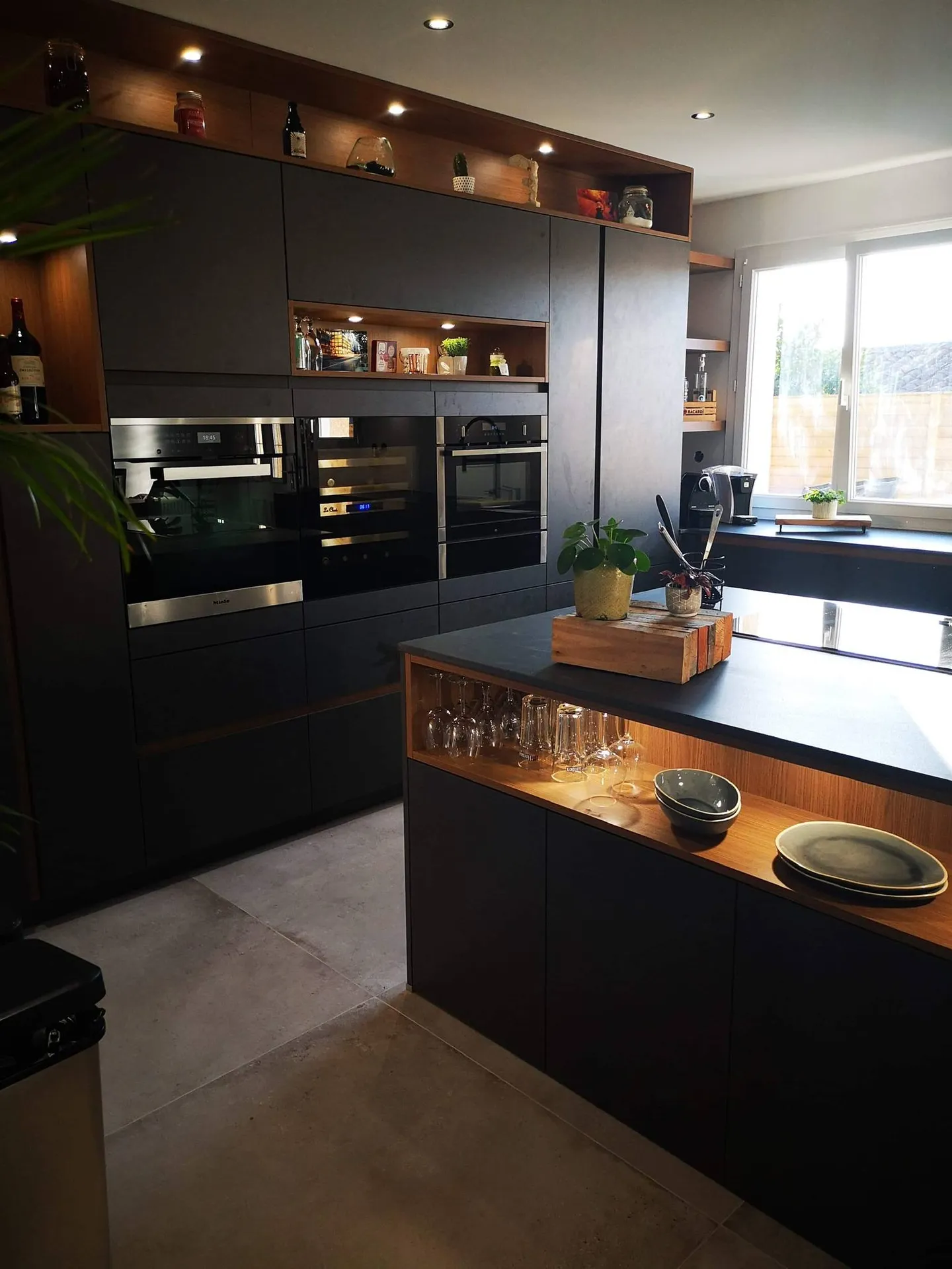 cave à vin en hauteur dans cuisine
