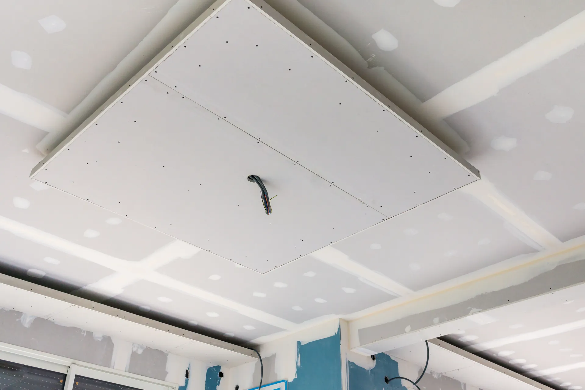 Pose de placo au plafond lors d'une rénovation énergétique d'appartement à Blois 41 en Loir-et-Cher : intégrer une isolation thermique et phonique