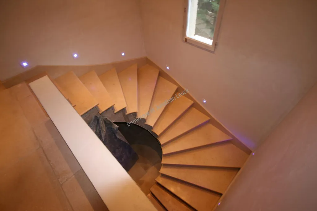 Escalier en marbre avec plinthes rampante