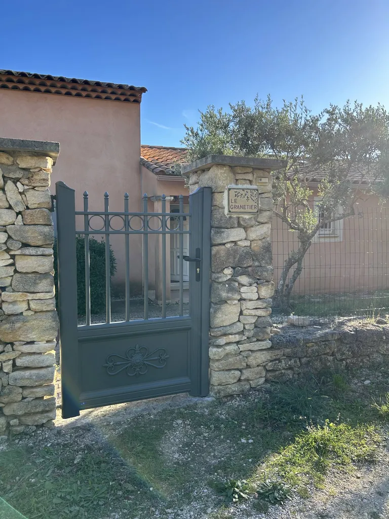 Pose d’un portail coulissant et portillon aluminium à Rustrel (Luberon – Vaucluse)