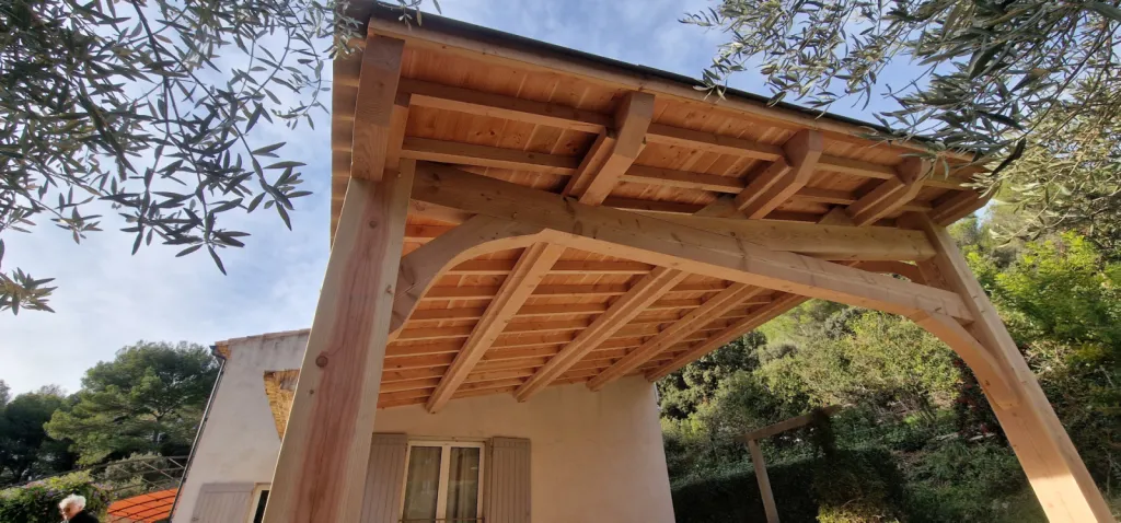 Auvent bois douglas massif avec support photovoltaïque intégré – Vauvenargues – conception sur façade existante