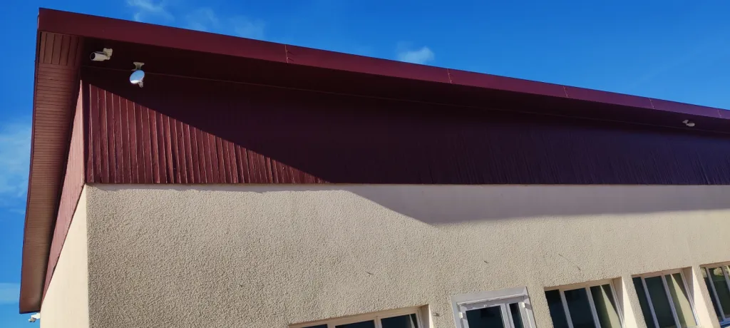 Mise en place d'un système de vidéosurveillance AVIGILON sur la ville de La Rivière pour la surveillance dans le village depuis des bâtiments municipaux et transmission par antenne radio