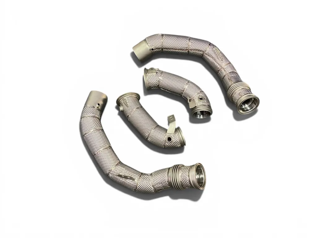 Downpipe d’échappement JU Exhaust pour BMW M5 F90 4.4 V8 bi-turbo. Pièce performance en inox haute qualité conçue pour optimiser le flux des gaz, réduire les restrictions du catalyseur d’origine et améliorer la puissance, le couple et la réactivité du mot