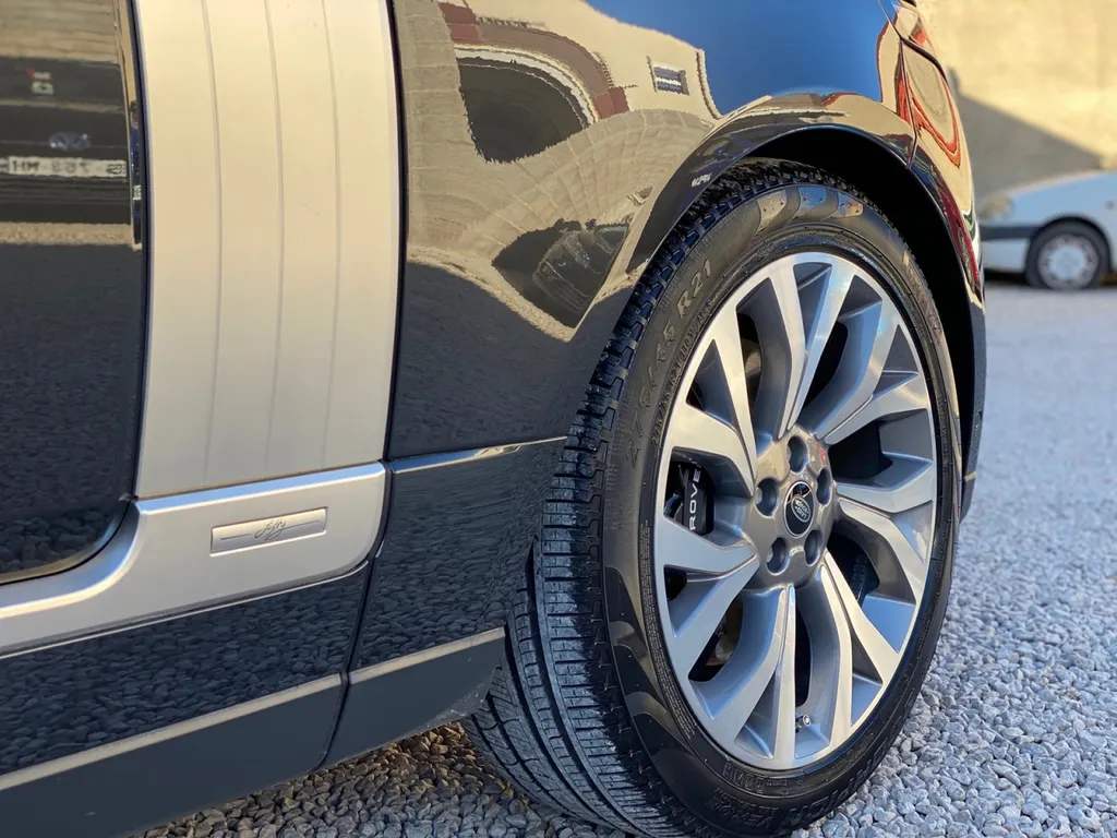 Accrochage à La Ciotat sur un Range Rover Vogue réparé à Carnoux dans notre atelier spécialisé en carrosserie SUV haut de gamme