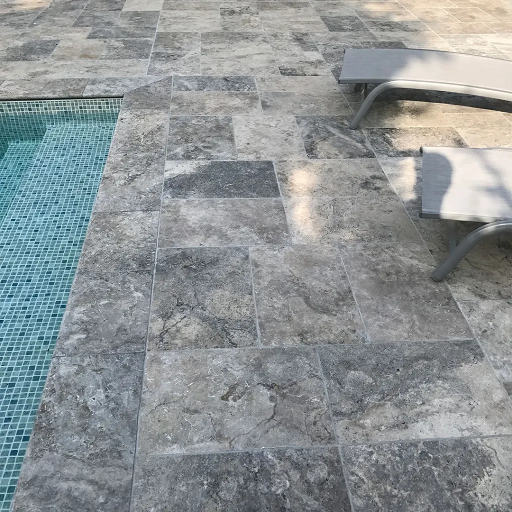 Commander de la pierre de travertin grise pour aménager une piscine extérieure à Dieppe en Normandie. 
