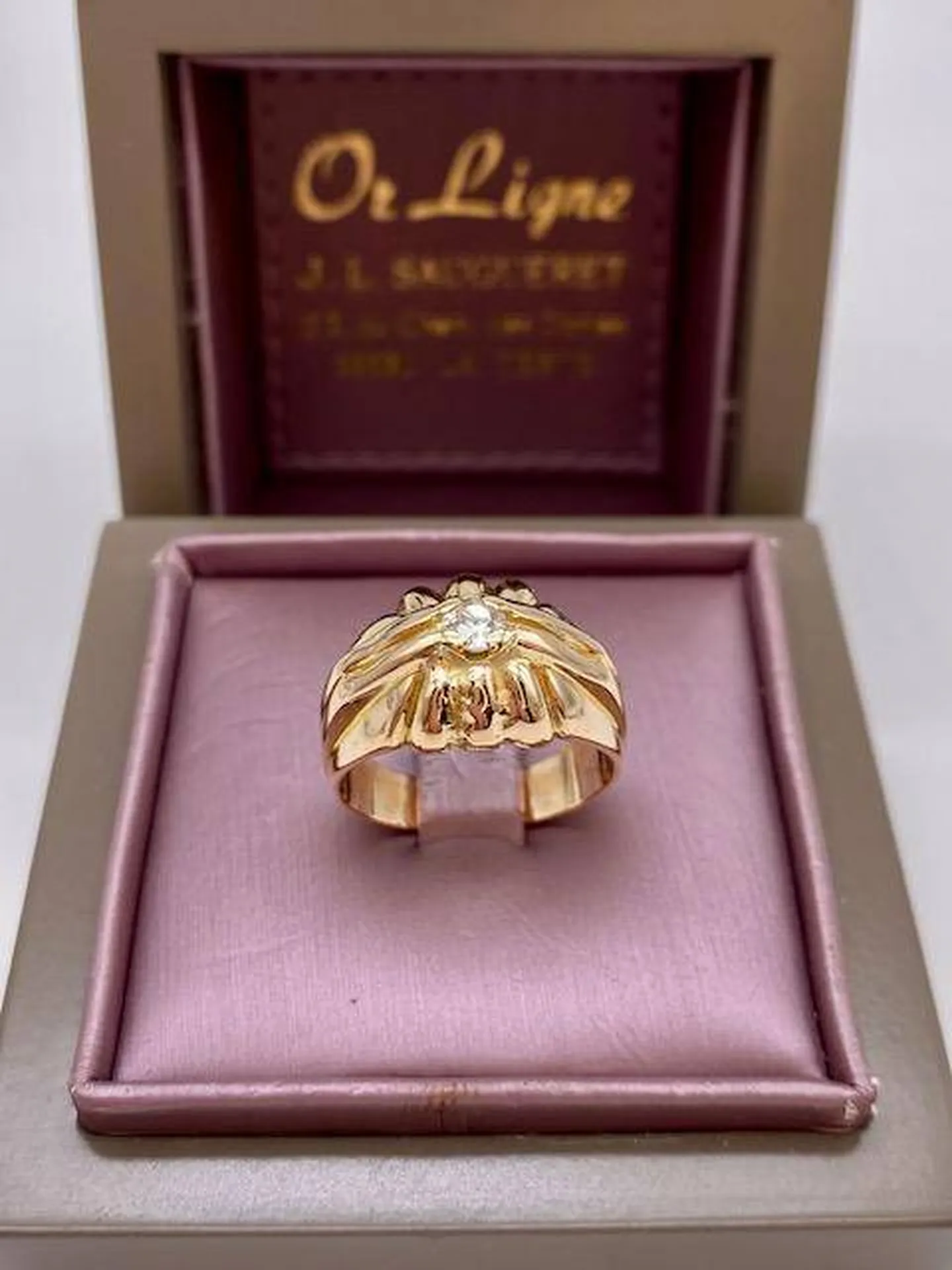 Acheter un bijou en seconde main grâce à notre vitrine de bijou en dépôt vente chez Or Ligne à La Teste de Buch sur le Bassin d'Arcachon