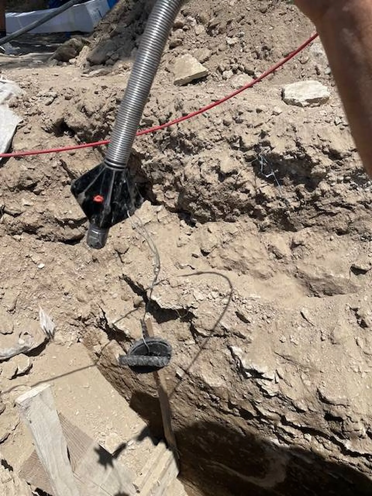 Fraisage d'un tor dans une canalisation pvc pression de borne à incendie de piscine à Carpentras, Vaucluse.