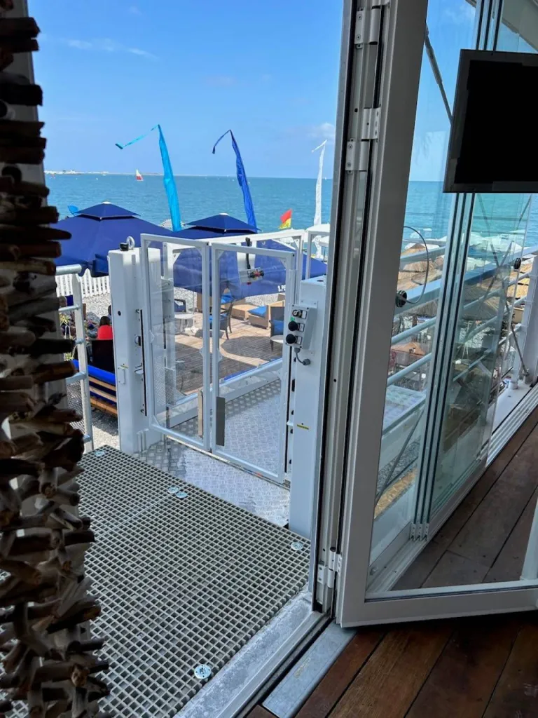 Accès sécurisé sur palier pour cette plateforme verticale Strategos en front de mer à Cagnes sur mer près de Nice