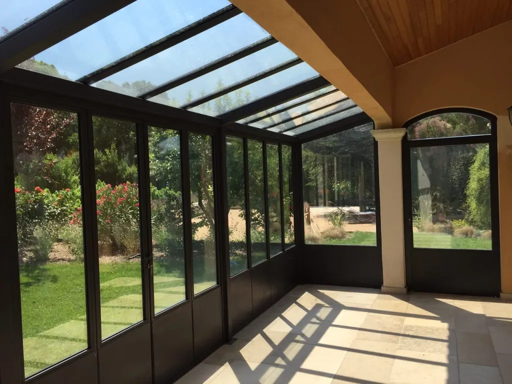 Ferronnerie d'art sur mesure à Lançon-de-Provence : fabrication de pergolas, garde-corps, portails, menuiseries métalliques et escaliers dans les Bouches-du-Rhône et PACA.