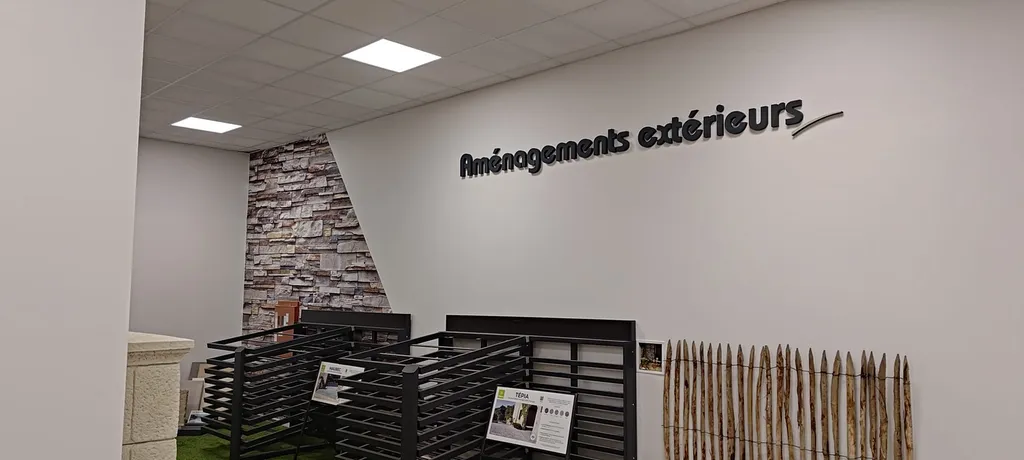 Habillage intérieur et extérieur d'une boutique éphémère et signalétique sur mesure pour orienter vos clients et renforcer l’image de votre boutique à Toulouse