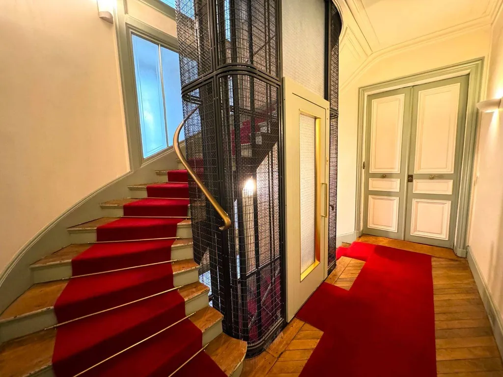 A vendre 5 pièces Haussmannien Europe/Villiers Paris 8ème