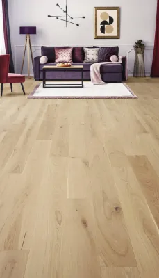 Découvrez le parquet contrecollé Biarritz en chêne clair et finition huilée, idéal pour un intérieur lumineux et élégant à Rouen et Dieppe.