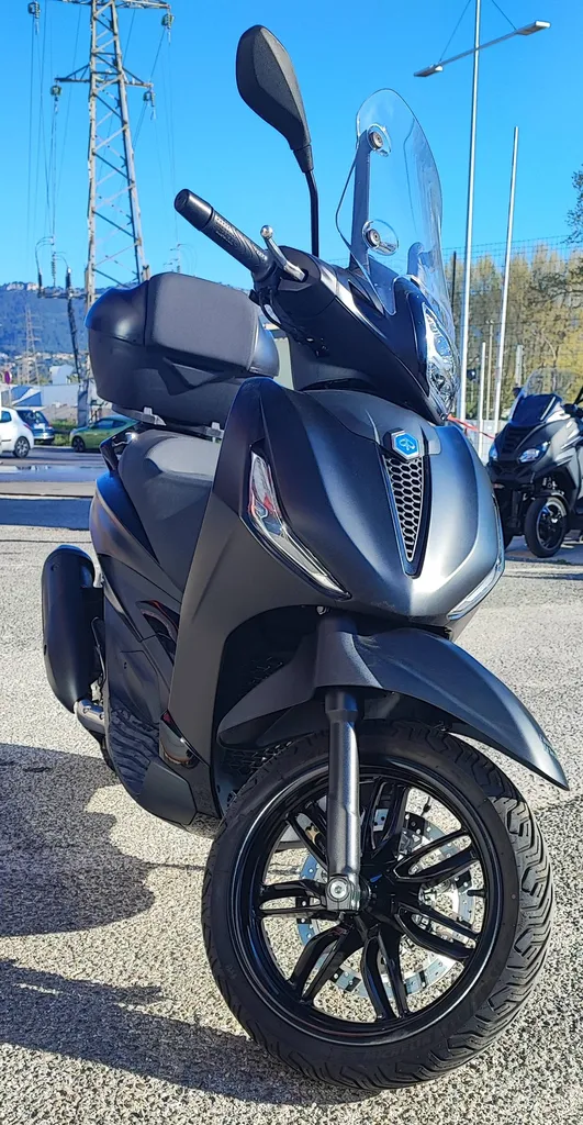 PIAGGIO BEVERLY DEEP-BLACK 300 DU 11/2023 AVEC 3000 KM.