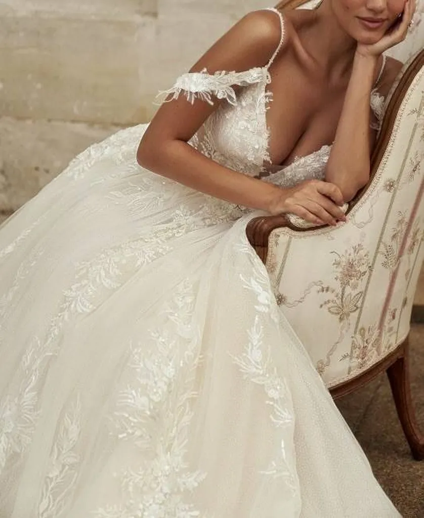 Robe de mariée princesse scintillante au Vieux-Port de Marseille