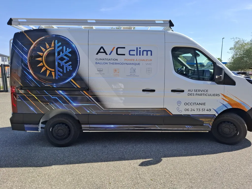 Pose d'un semi-covering graphique sur mesure sur le flanc du fourgon utilitaire de l'entreprise A/C Clim.