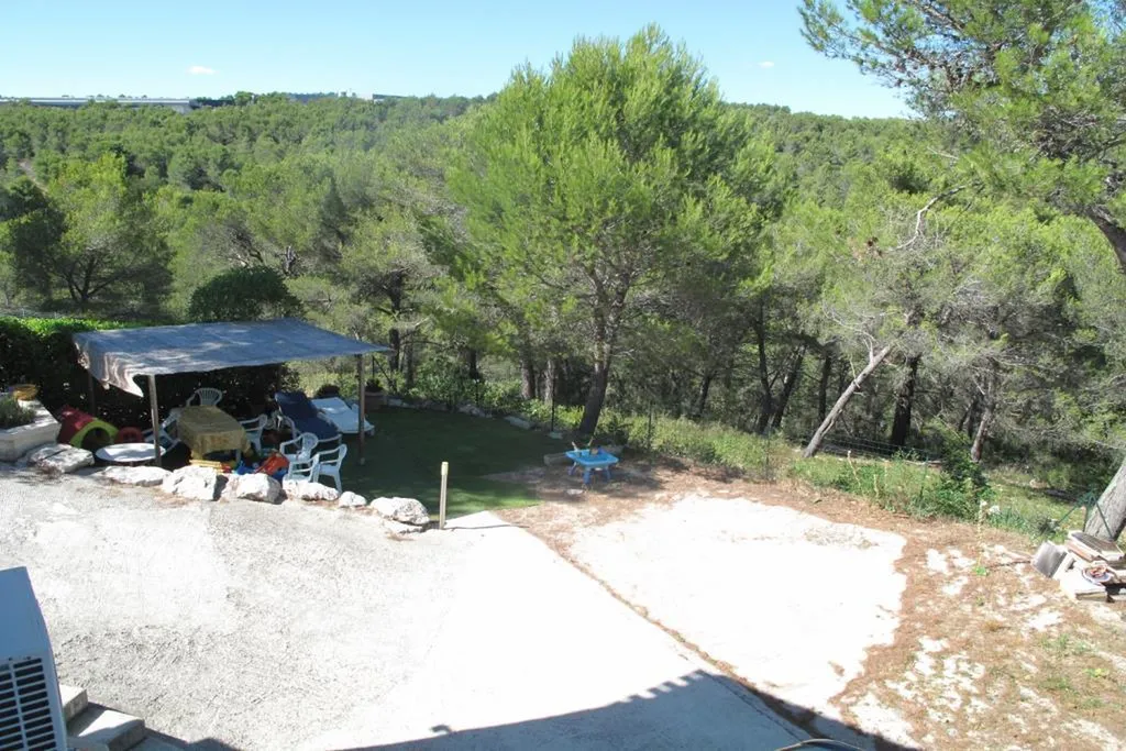 Vente- Roquefort la Bédoule villa T4 au sein d'une copropriété de deux logements, située dans un environnement calme et boisé