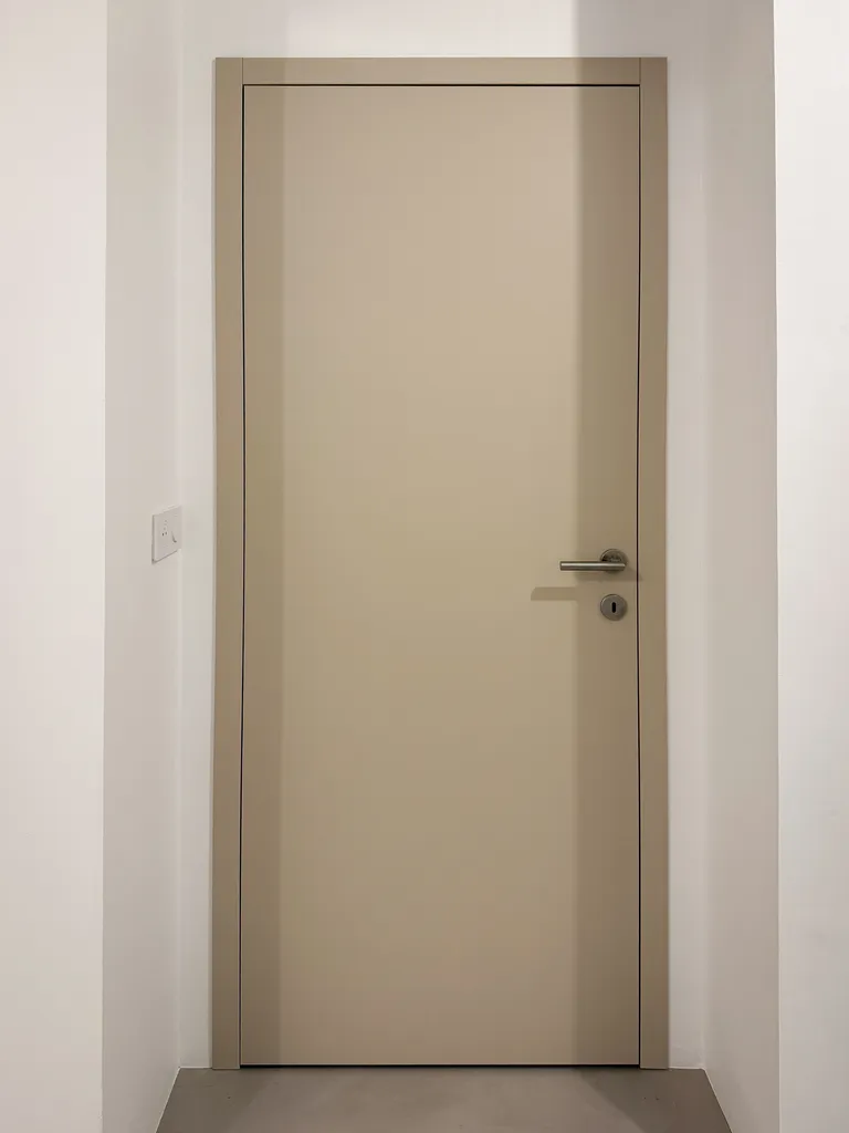 Pose de portes intérieures TREDI à Saint-Jeoire en Haute-Savoie, un chantier soigné signé Eric Burin Menuiserie locale