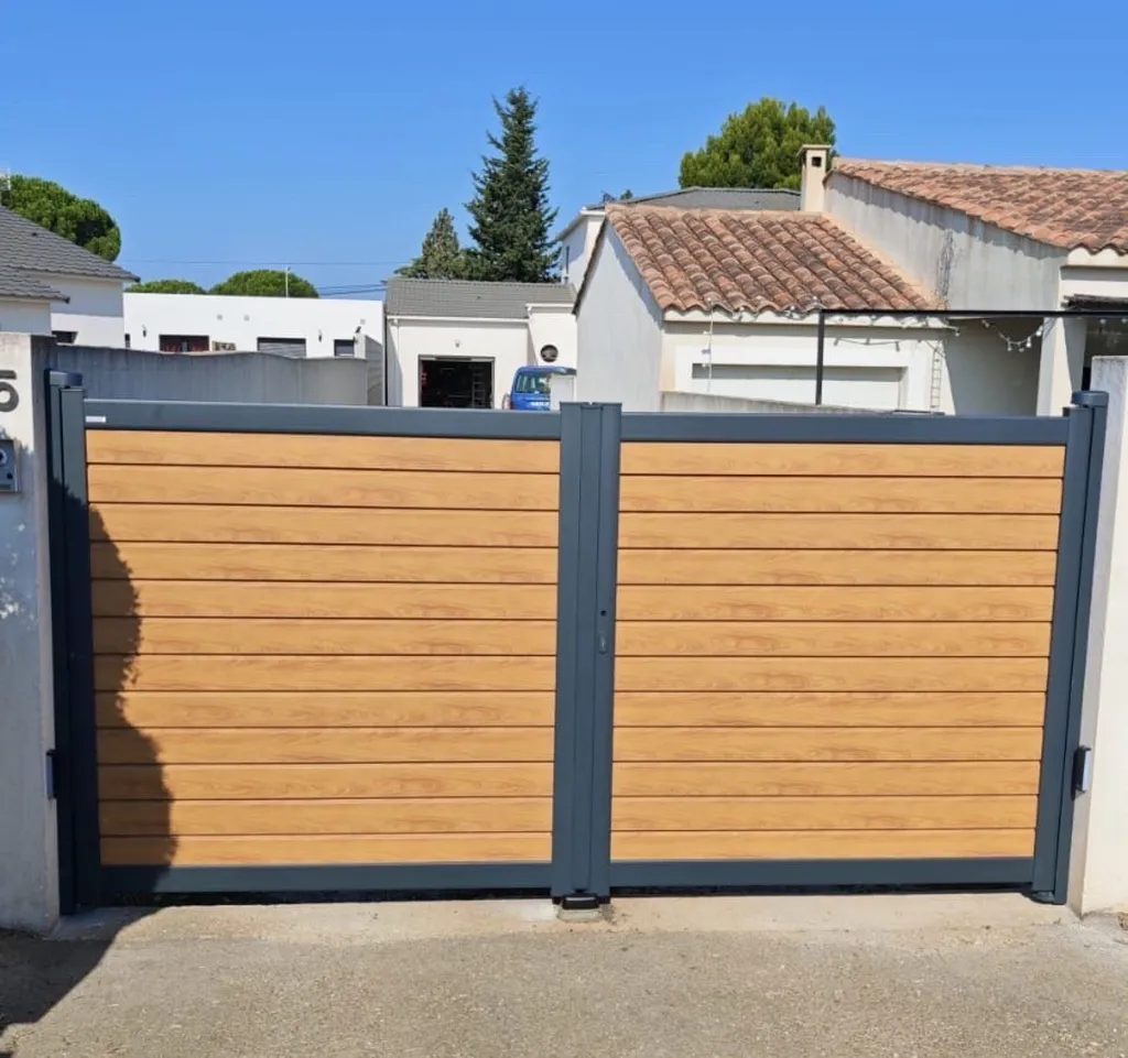 Mise en place d’un portail battant Kostum modèle Litenn sur Istres