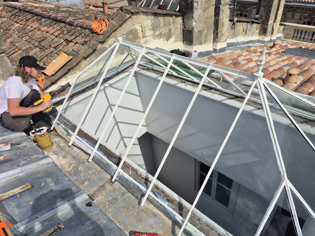 Protection anticorrosion d’une verrière de toit cathédrale en acier à Bordeaux