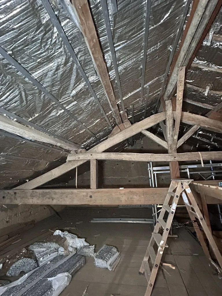 Pose d’un isolant réflecteur alvéolaire sous toiture pour améliorer la performance thermique des combles à Saint-Lager (Rhône 69)