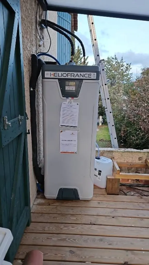 Pose d'un chauffe eau solaire Helio France avec auto vidange à partir de 6 990€