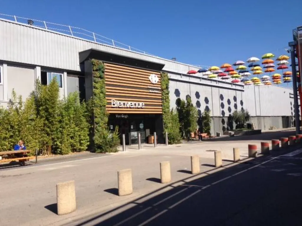 Entretien d'espaces verts pour le groupe Carrefour sur Aix en Provence