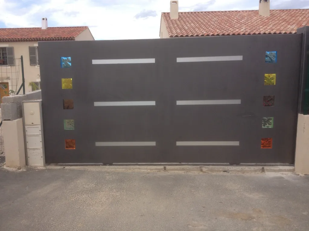 PORTAIL MODERNE ET ORIGINAL FOS SUR MER