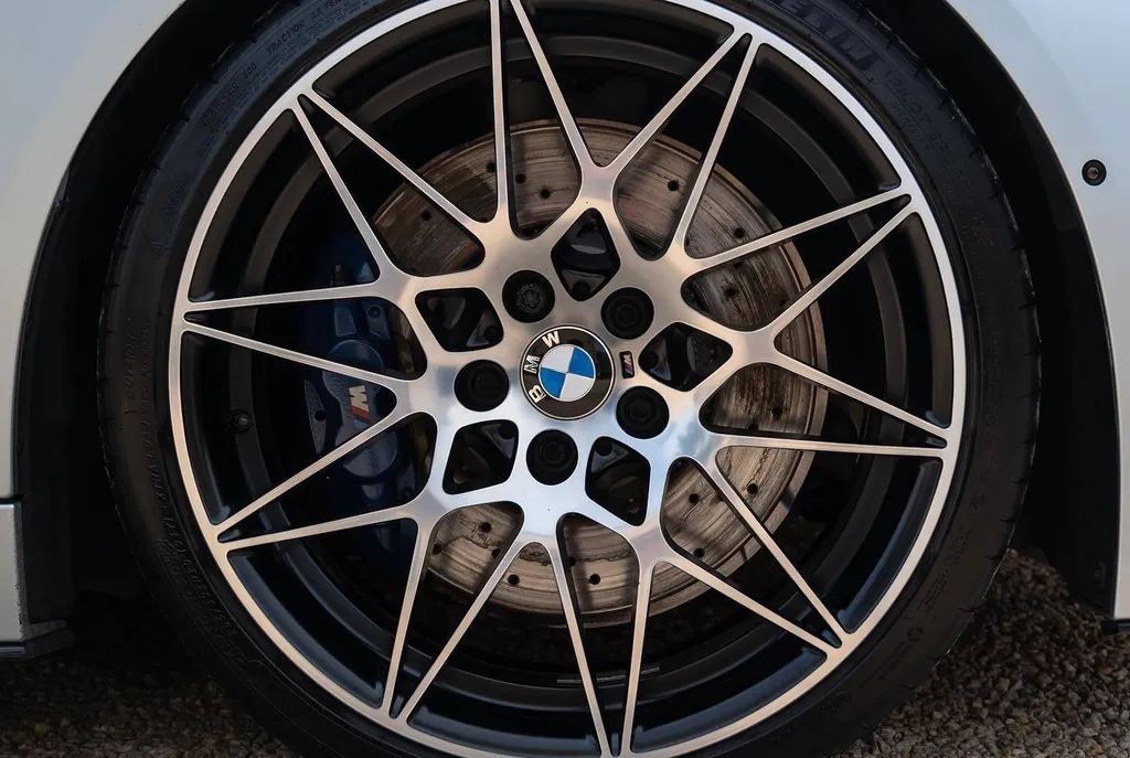 Remise à neuf de la carrosserie d'une BMW M4 à Lyon