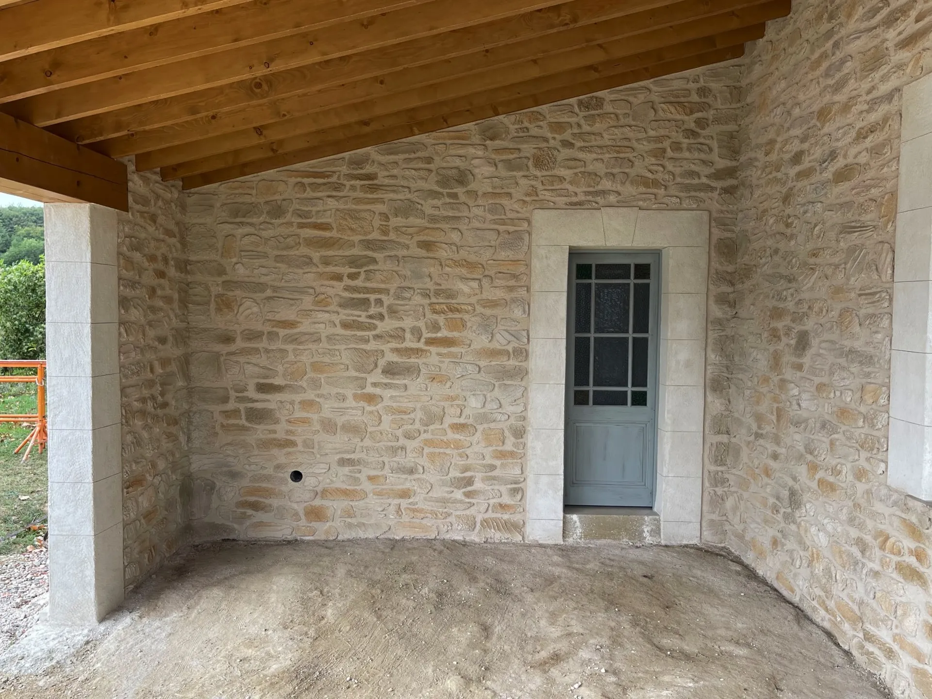 Décoration d’un Pool House avec un enduit à la chaux imitant la Pierre à Payra-sur-l’Hers dans l’Aude