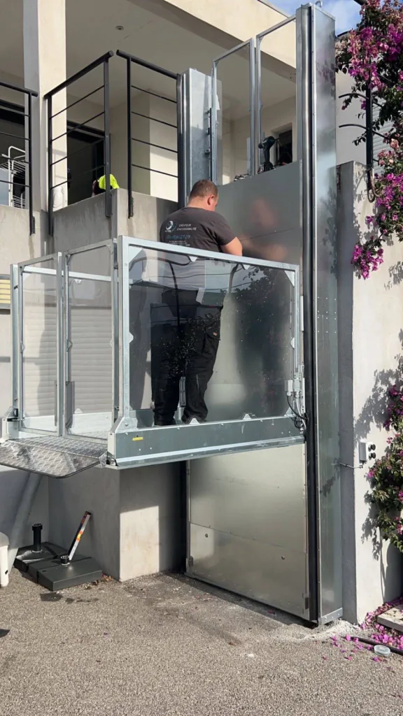 Les équipes Oval'Access achèvent les réglages de cette plateforme verticale Strategos en extérieur sur Martigues près de Marseille