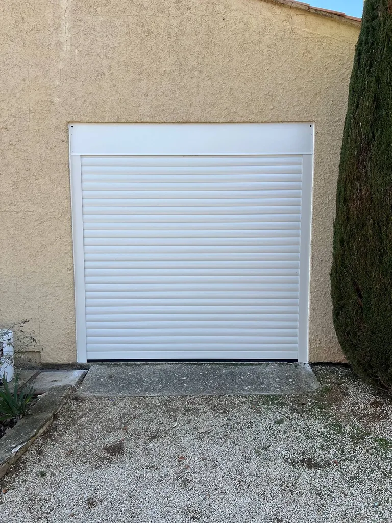 Installation d’une porte de garage enroulable en aluminium dans le Luberon de la marque Futurol