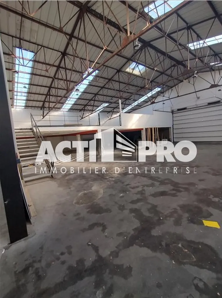 Entrepôt d'activité de 1 400m² à vendre, avec showroom, sur l'Avenue Julien Panchot à Perpignan.