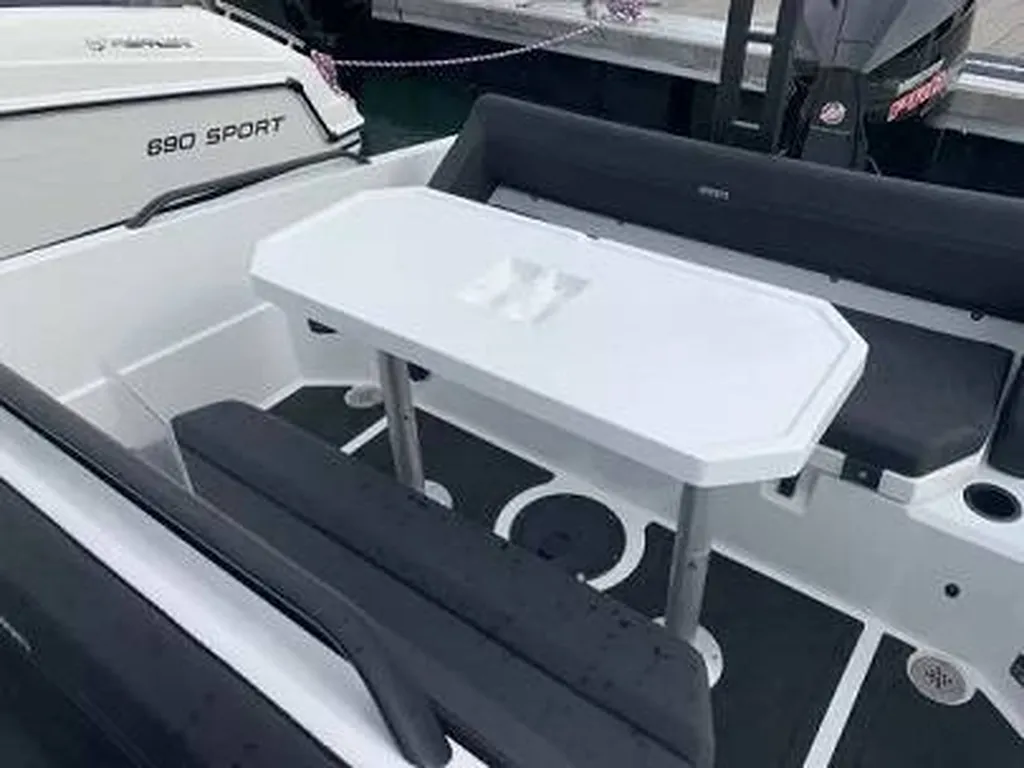 Vend Iron 767 neuf bateau à moteur sportif et maniable 8 personnes à Bandol