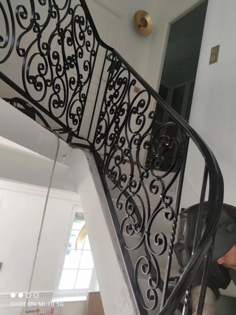 FABRICATION SUR MESURE ET POSE GARDE CORPS POUR MISE EN SECURITE ESCALIER GARDE CORPS AVEC VOLUTES MARTIGUES ISTRES 13 PACA BDR 