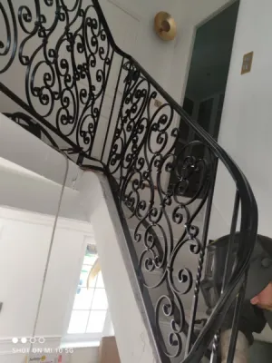 FABRICATION SUR MESURE ET POSE GARDE CORPS POUR MISE EN SECURITE ESCALIER GARDE CORPS AVEC VOLUTES MARTIGUES ISTRES 13 PACA BDR 