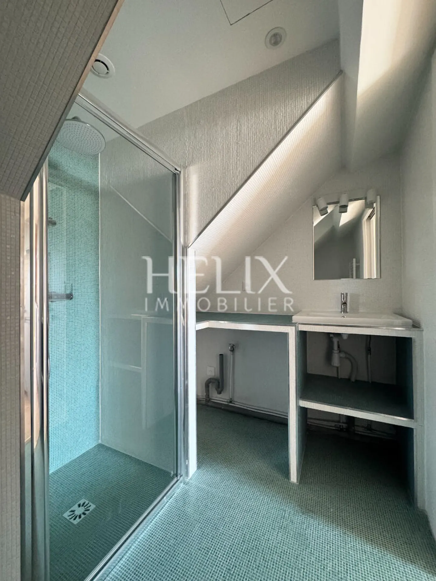 Idéal investisseur , un pied à terre à Saint Germain en Laye, un bel appartement entièrement refait à neuf situé au 4ème et dernier étage d'un immeuble ancien Place du marché, calme et tranquillité.