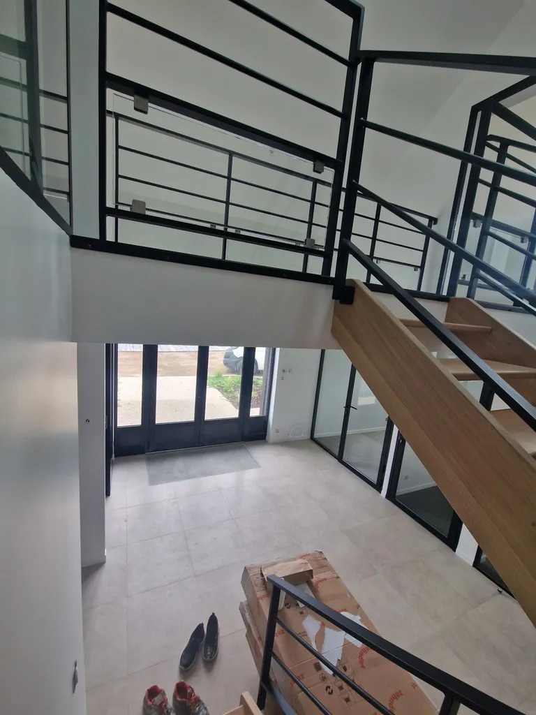 Rénovation avec peinture veloutée d’un plateau de bureau, avec plaque phonique et vitrificateur sur ferme en bois entre DREUX et CHARTRES.