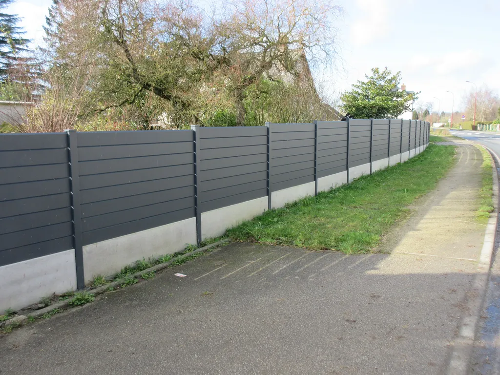 Installation de Clôture en aluminium thermolaquée, Brise-vue occultants et Aménagements de limites de propriété à Deauville dans le Calvados 14 et sur la Côte Fleurie