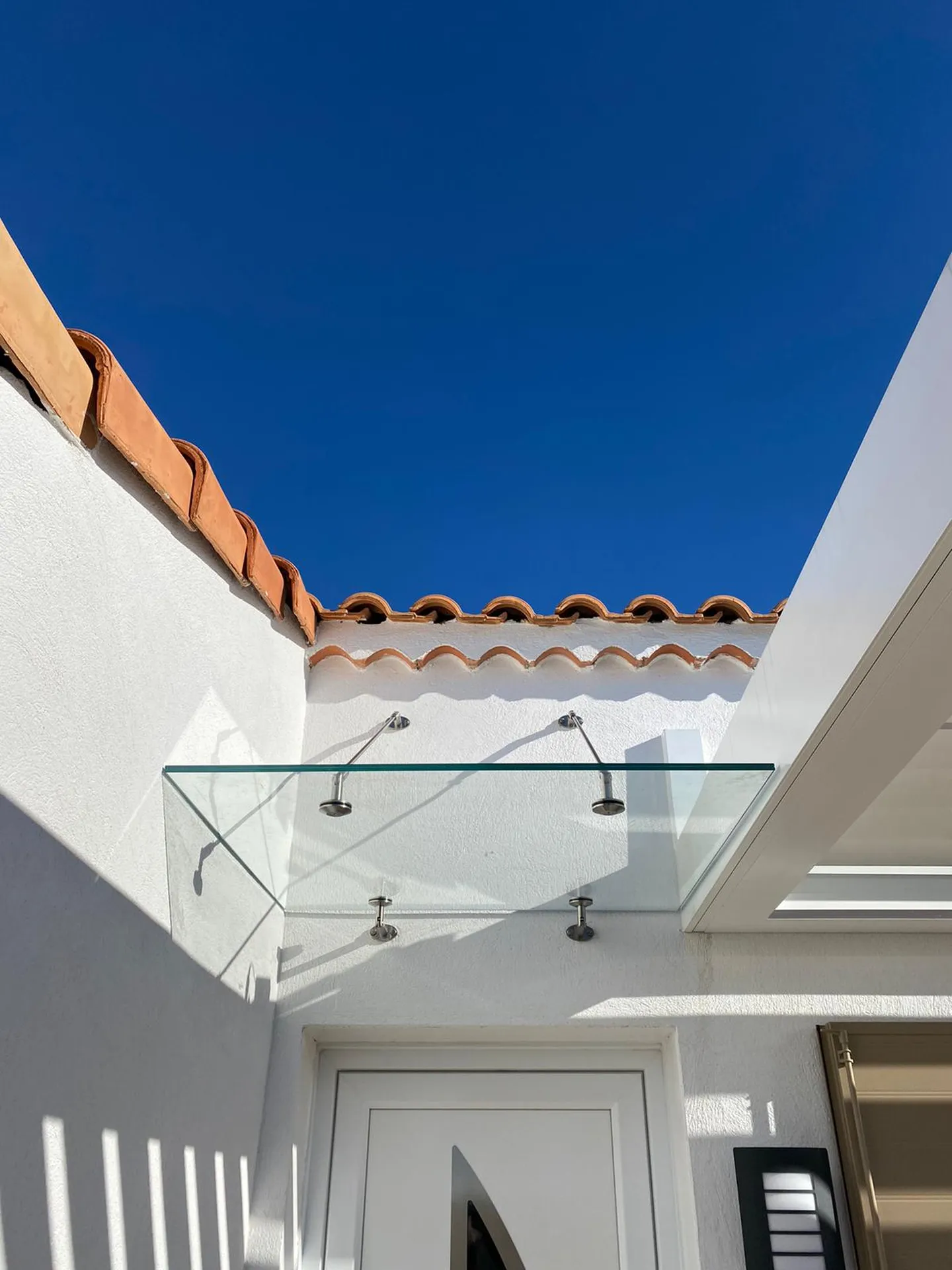 Marquise en verre et aluminium installée à Marignane