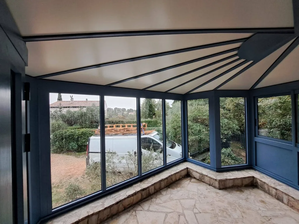 Pose de Véranda AKENA Bleue sur mesure à Nîmes : L'extension design signée Home Confort