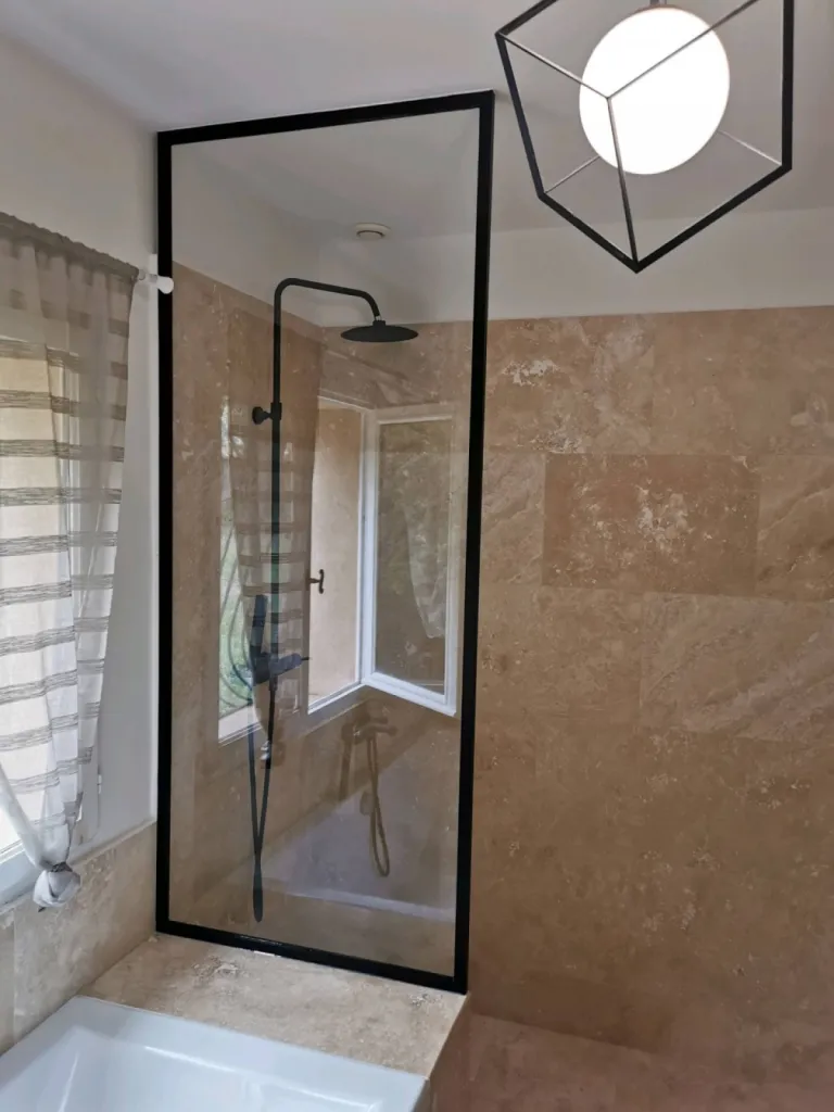 Pose et fabrication d'un Pare douche sur mesure à Pelissanne