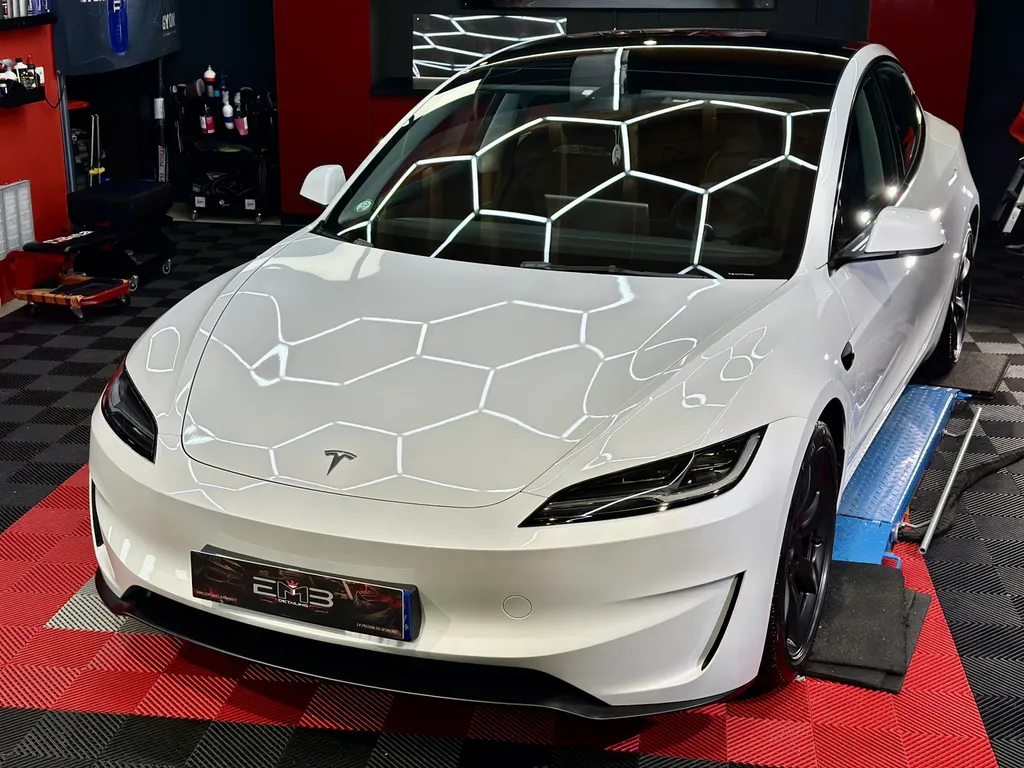 spécialiste du DETAILING sur Lyon Traitement céramique Tesla model 3 