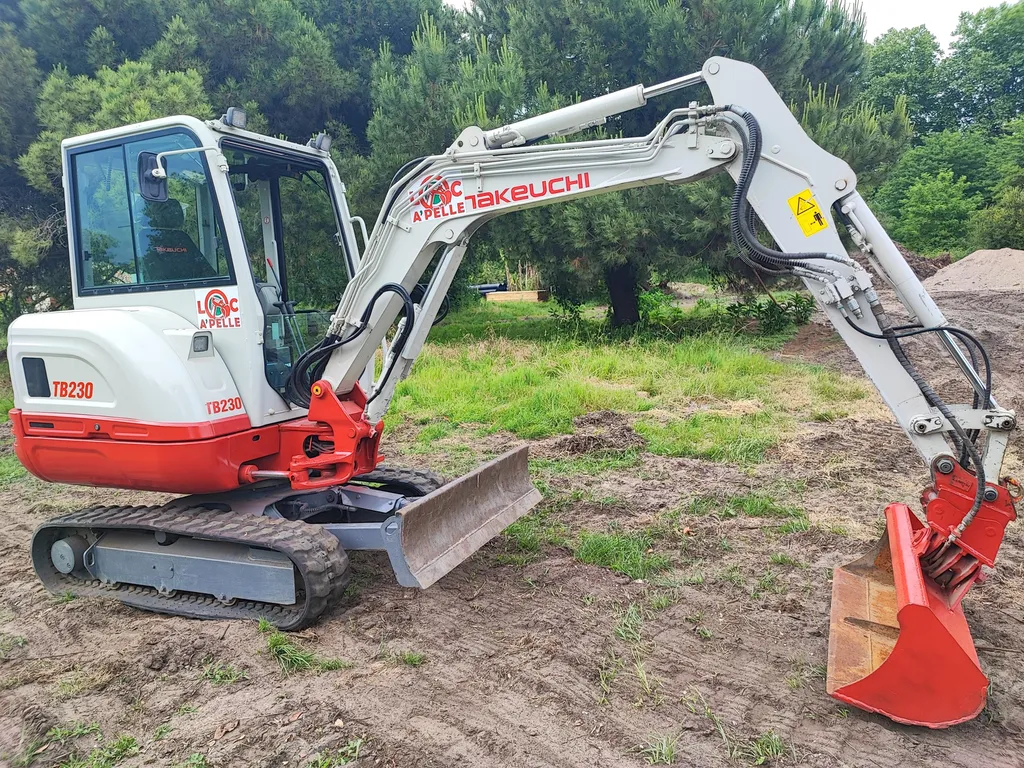 Location de mini pelle à la journée avec chauffeur pour travaux de terrassement chez soi à Mérignac en Gironde