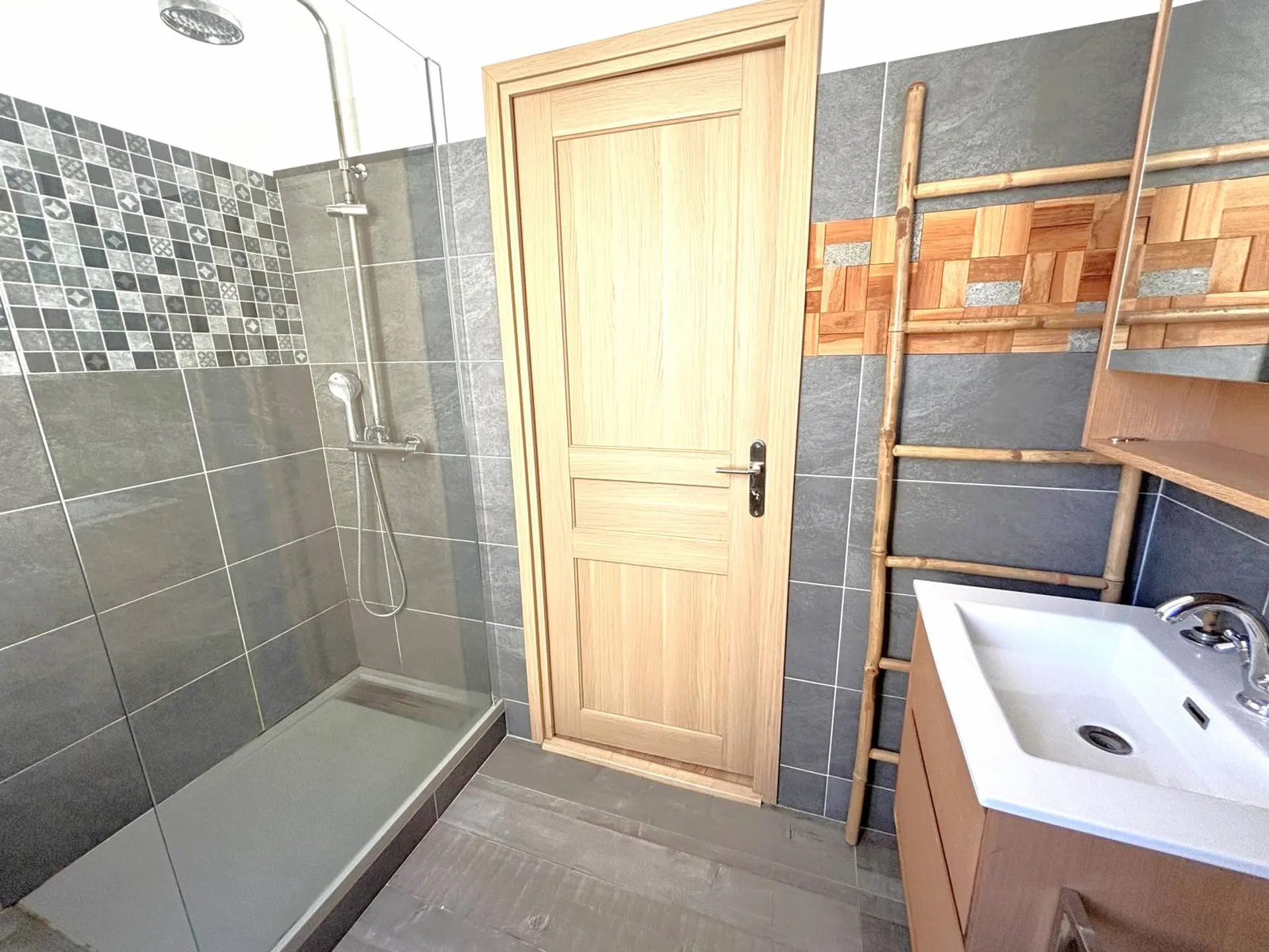Appartement T2 en duplex Aubagne  dans le centre en dernier étage avec balcon
