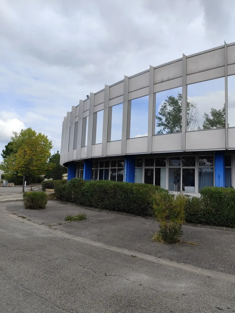 Films solaires et effet miroir pour façades vitrées afin d’optimiser confort énergétique d’une entreprise près d’Aix-en-Provence