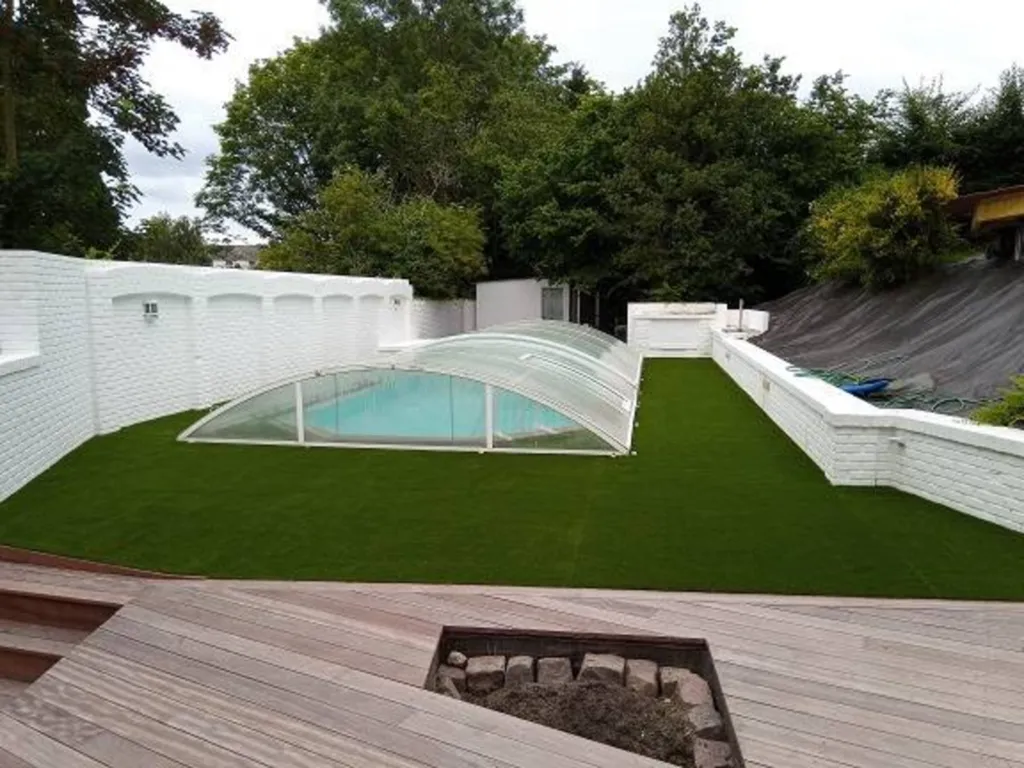 Pose d'un gazon synthétique sur la commune de Montivilliers