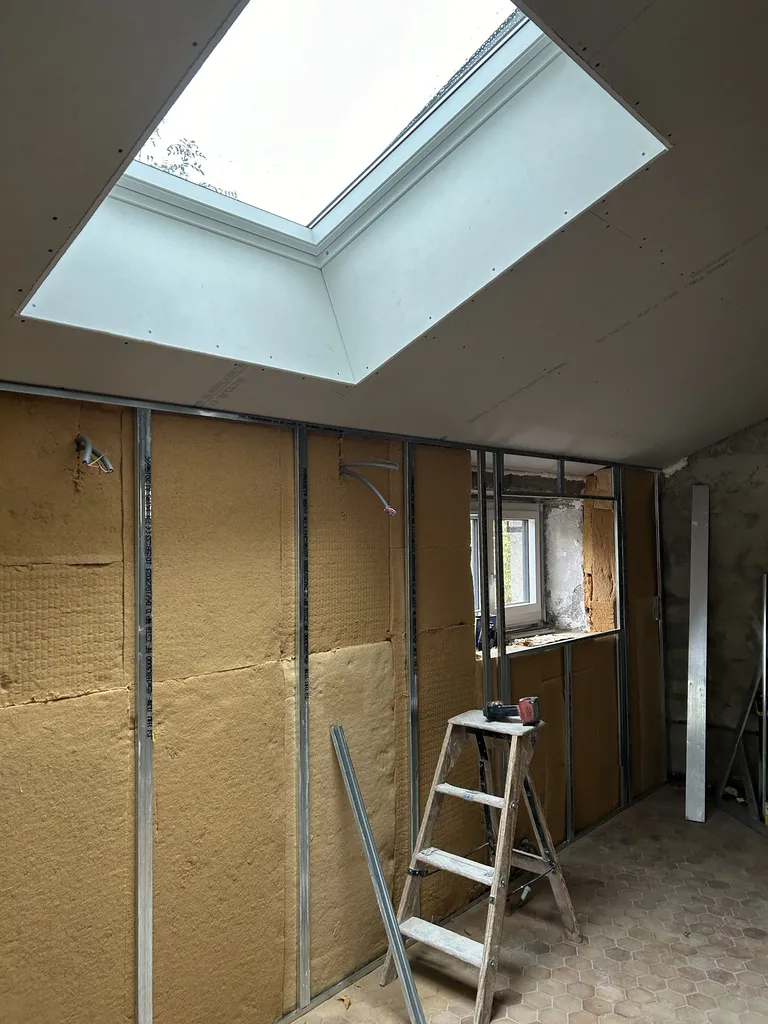 Travaux d’isolation thermique par l’intérieur (ITI) réalisés lors d’une rénovation intérieure à Belleville-en-Beaujolais (Rhône – 69) pour améliorer la performance énergétique du logement